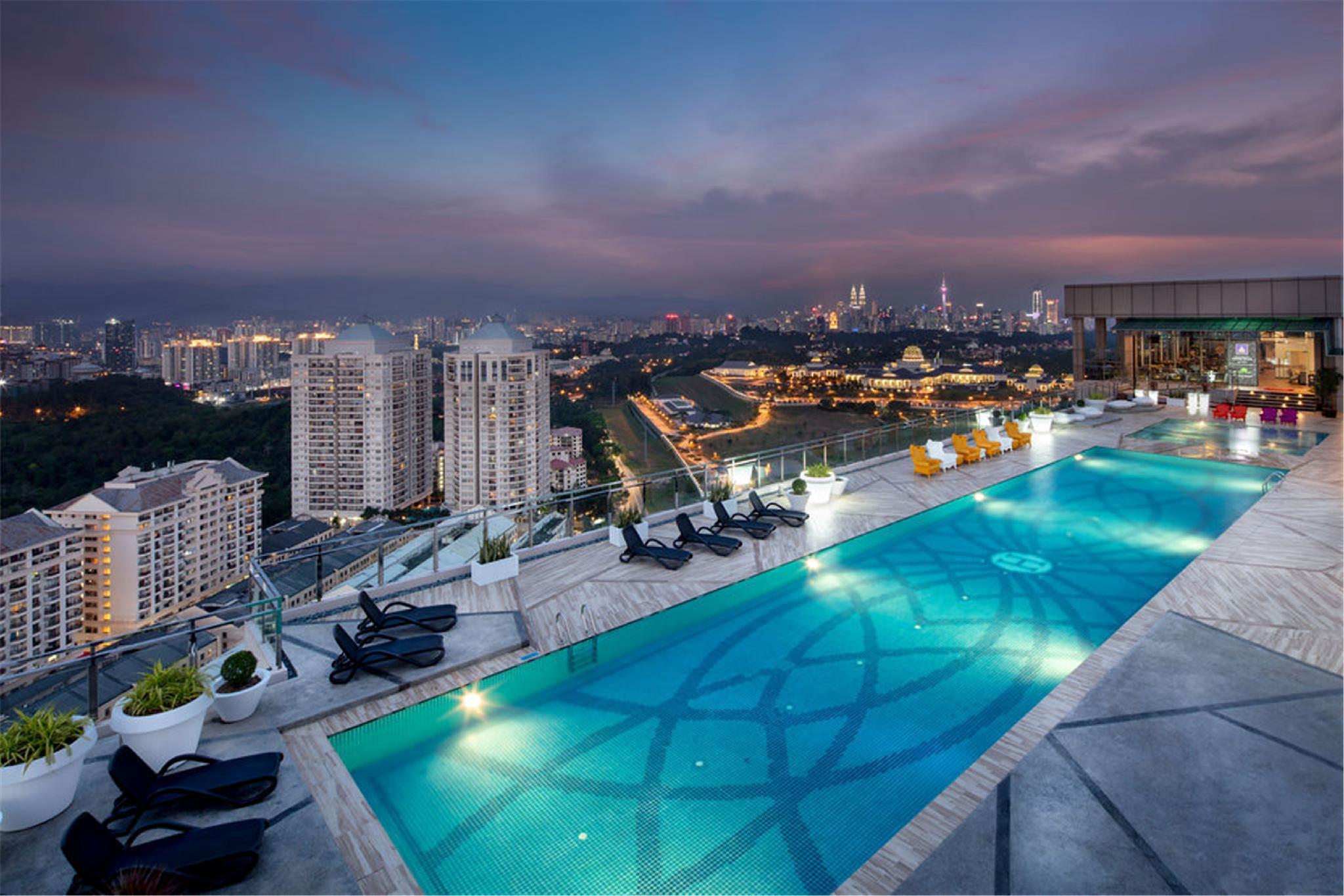 Hotel Dorsett Hartamas Kuala Lumpur Exterior foto Infinity pool at the rooftop of the hotel