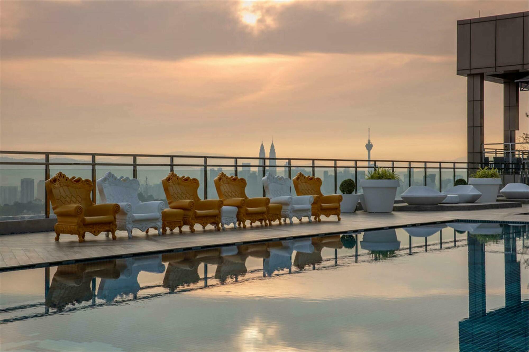 Hotel Dorsett Hartamas Kuala Lumpur Exterior foto The rooftop pool at the hotel